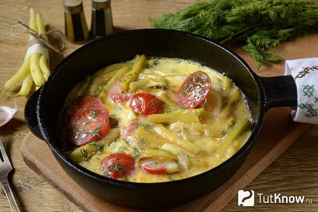 Омлет со стручковой фасолью и помидорами готов к употреблению