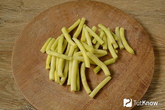Стручковая фасоль на кухонной дощечке