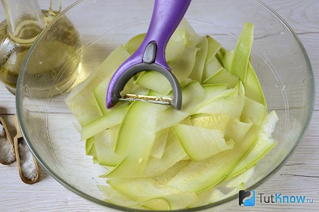Нарезанный кабачок в стеклянной миске