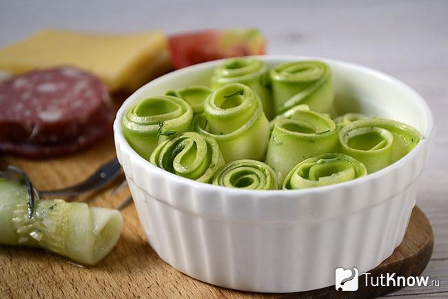 Маринованные кабачки в миске поданы к столу