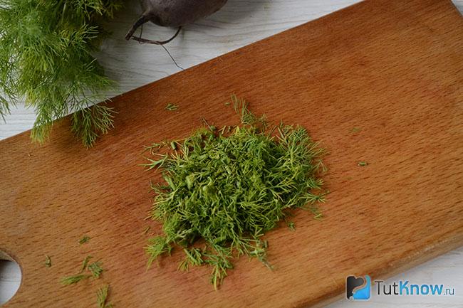 Измельчённая зелень на кухонной доске