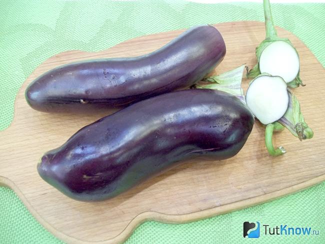 Баклажаны вымыты, высушены и отрезаны хвостики
