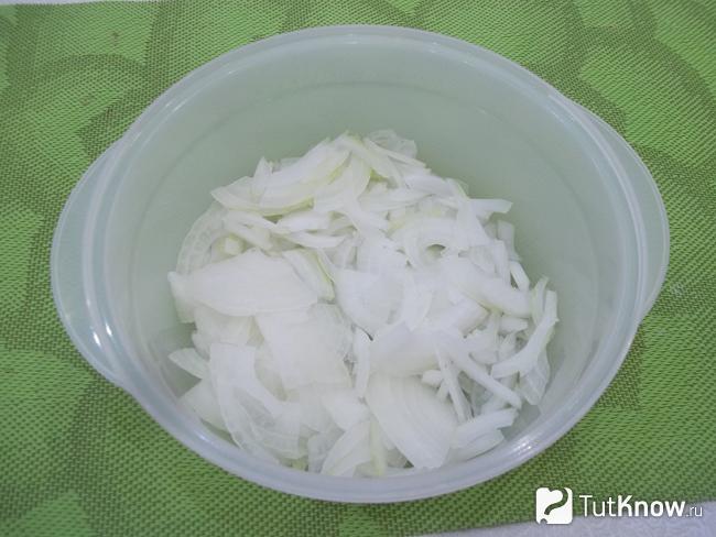 Репчатый лук нашинкован полукольцами