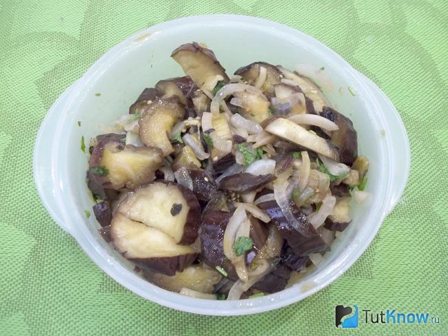 Готовые маринованные запеченные баклажаны