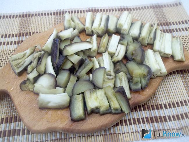 Баклажаны нарезаны соломкой