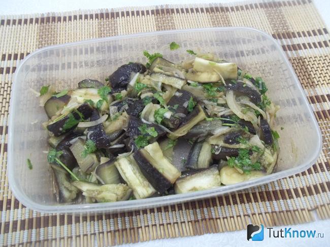 Готовые маринованные вареные баклажаны с луком
