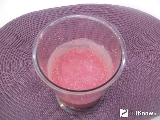 Готовый молочный коктейль с клубничным мороженым и малиной