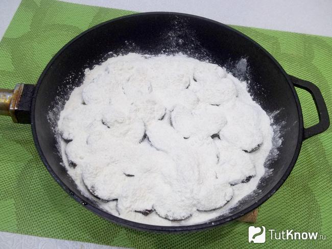 Сливы присыпаны оставшейся сухой смесью