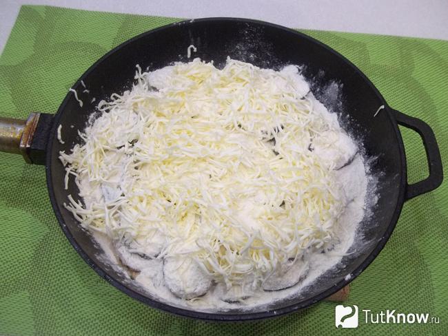 На сухую смесь выложена масло натертое на терке