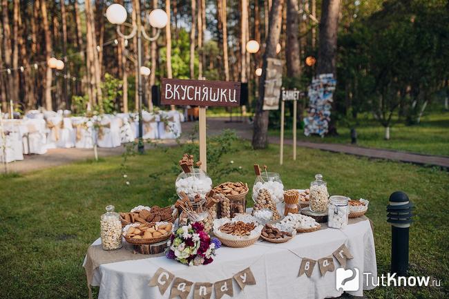 Стол со сладкими угощениями на лужайке