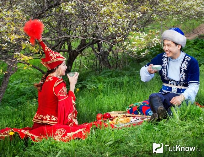 Мужчина и женщина пьют чай