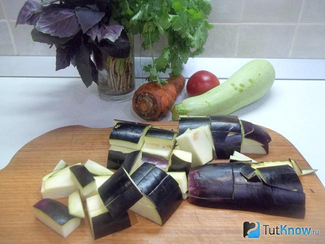 Баклажаны нарезаны кубиками
