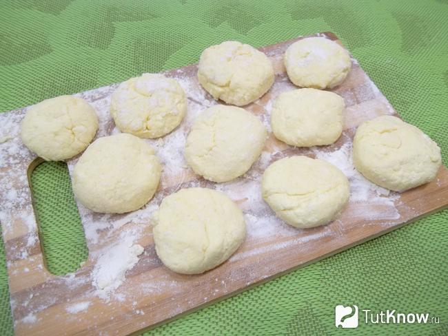Сформированы круглые сырники