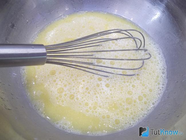 Продукты перемешаны венчиком