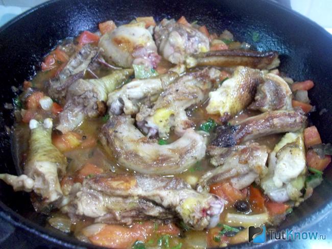 На овощную подушку выложена жареная курица