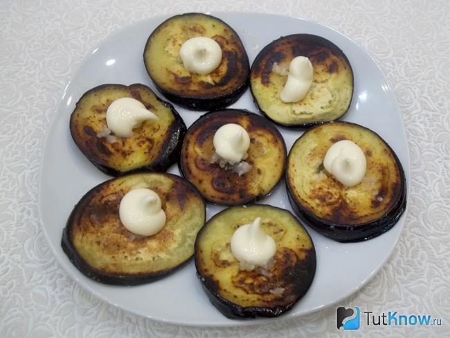 Готовые баклажаны жареные с чесноком