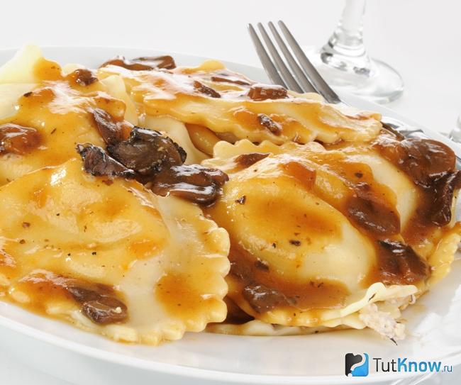 Равиоли с грибами и курицей