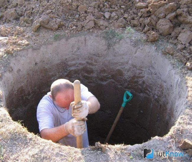 Рытье котлована под выгребную яму