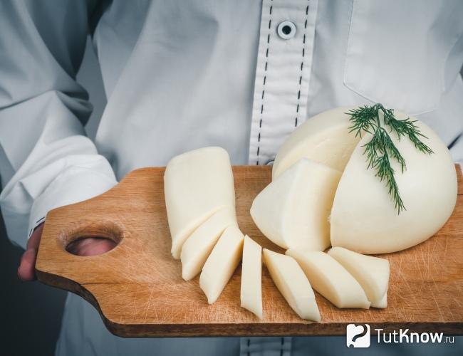 Нарезанный сыр сулугуни