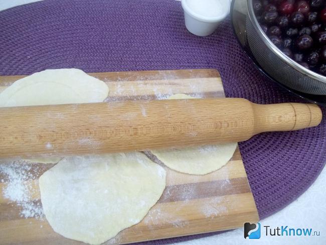 Кусочки теста раскатаны в тонкий пласт