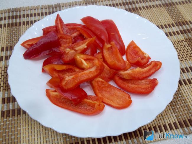 Сладкий перец нарезан дольками
