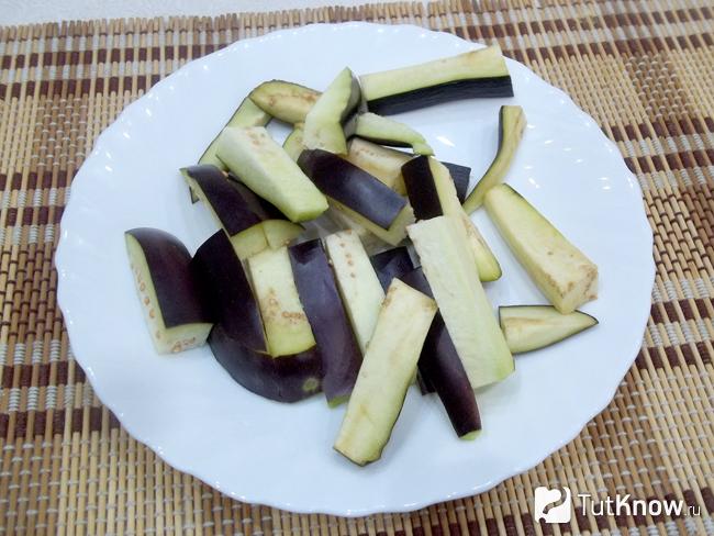 Баклажаны нарезаны брусками