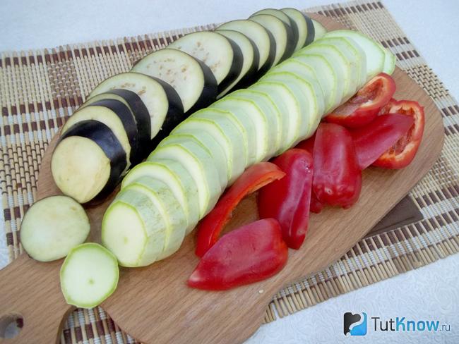 Кабачки и баклажаны нарезаны кольцами, перец - дольками