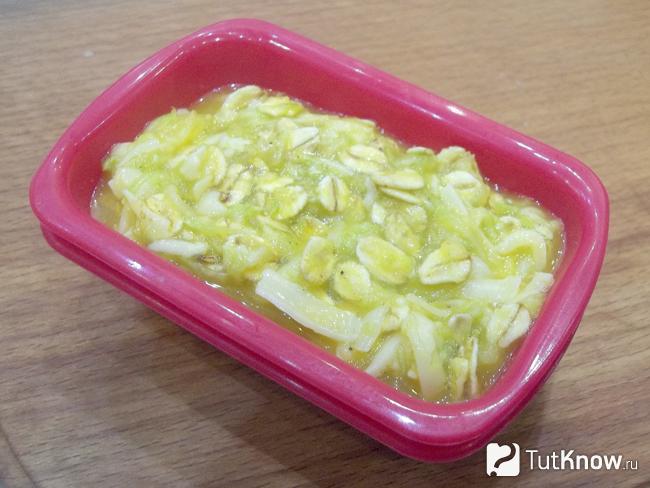 Продукты выложены в силиконовую формочку