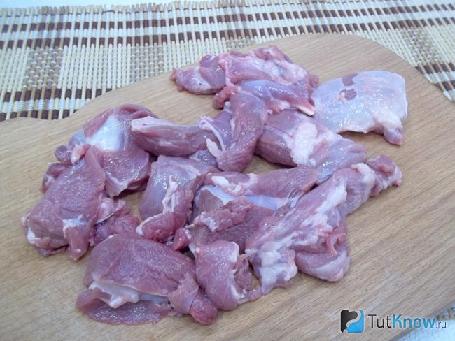 Мясо нарезано кусочками