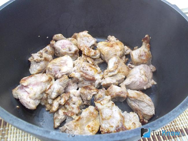 Мясо обжарено в мультиварке