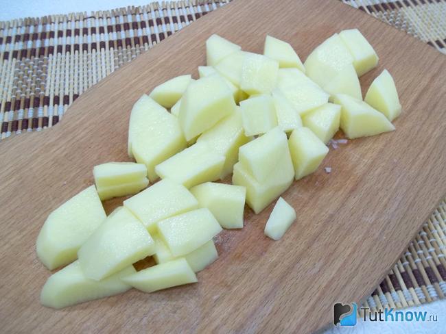 Картофель нарезан кубиками
