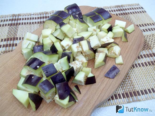 Баклажаны нарезаны кубиками