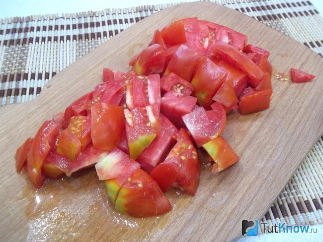 Помидоры нарезаны кубиками