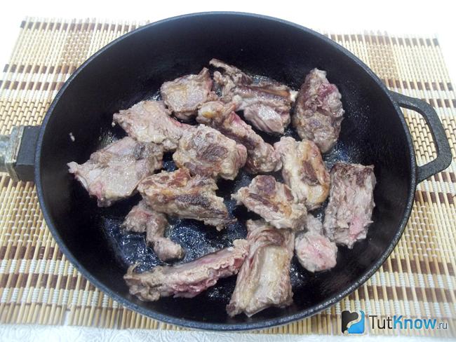 Мясо обжарено на сковороде