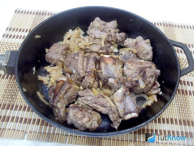 Мясо с луком обжарены