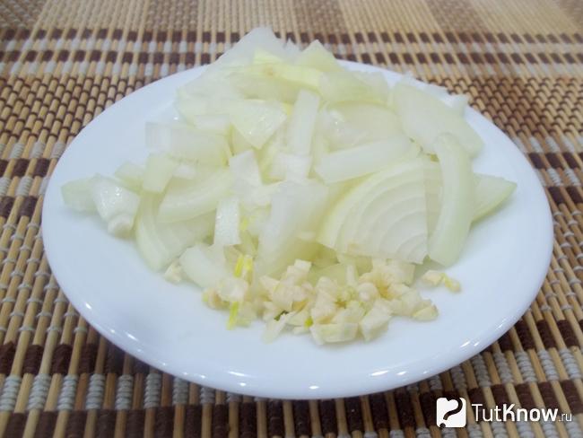 Лук и чеснок мелко нашинкованы