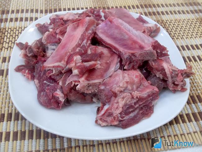 Мясо нарезано кусочками
