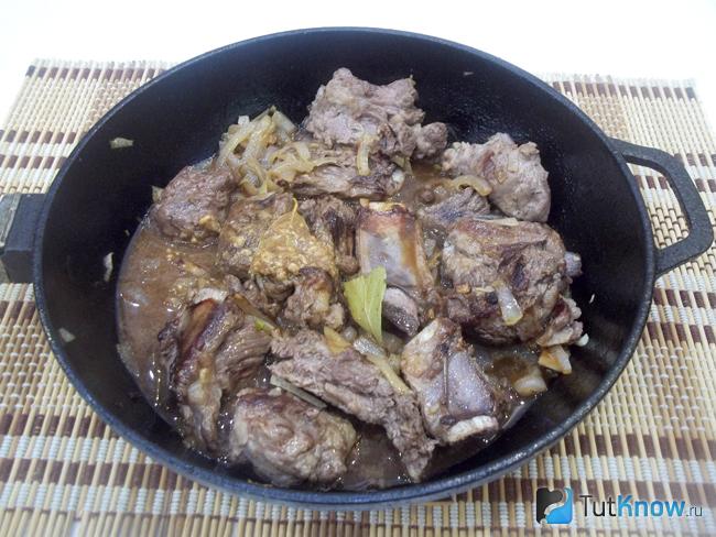 Мясо залито соусом