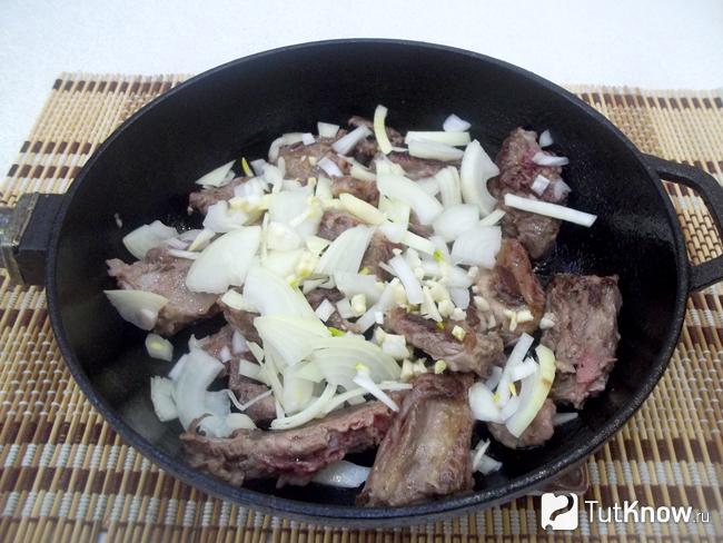 К мясу добавлен лук