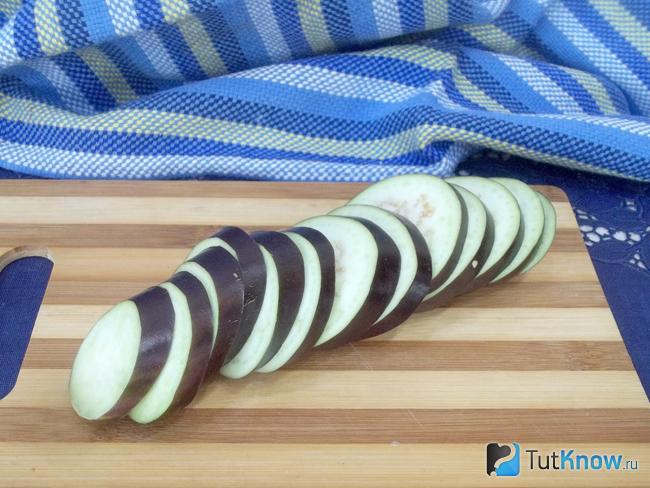 Баклажаны нарезаны кольцами