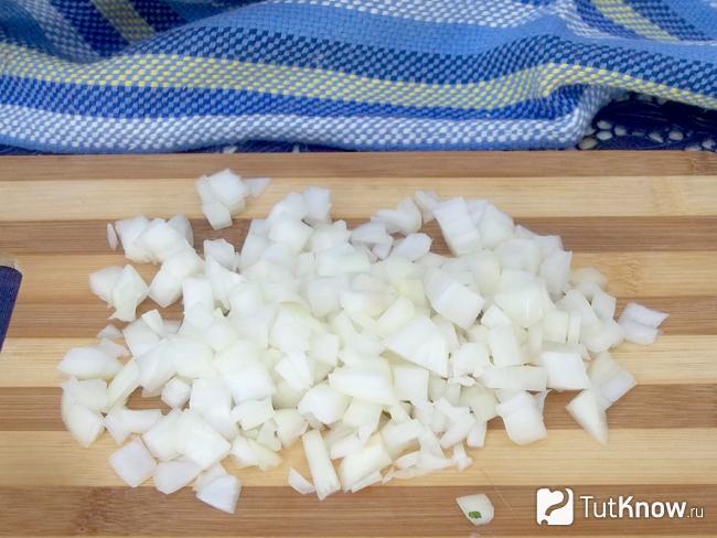 Репчатый лук нарезан мелкими кубиками