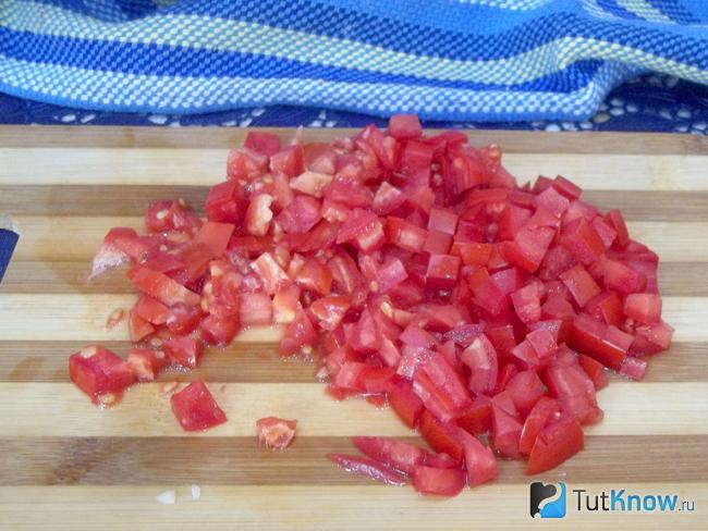 Помидоры нарезаны мелкими кубиками