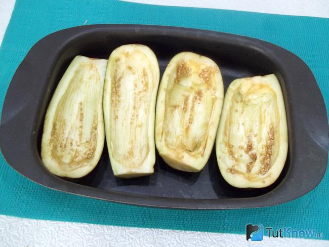 Баклажаны разрезаны пополам и удалена из них мякоть