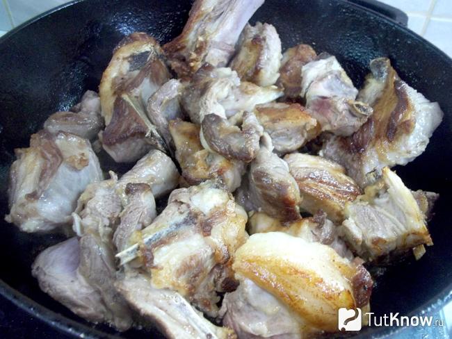 В сковороде жарится баранина до румяной корочки