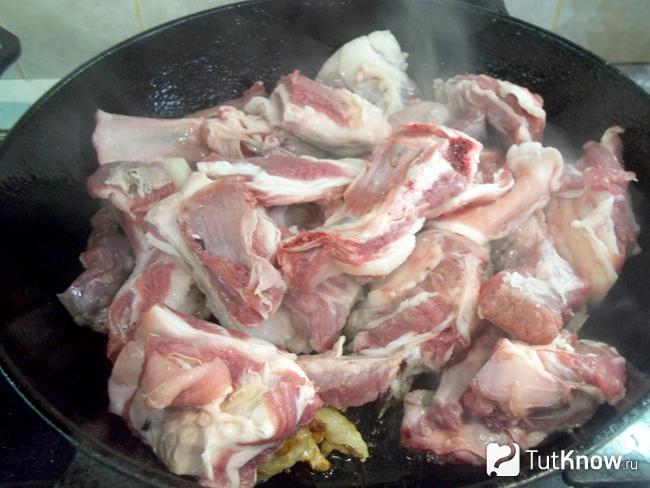 В сковороде жарится баранина нарезанная кусочками