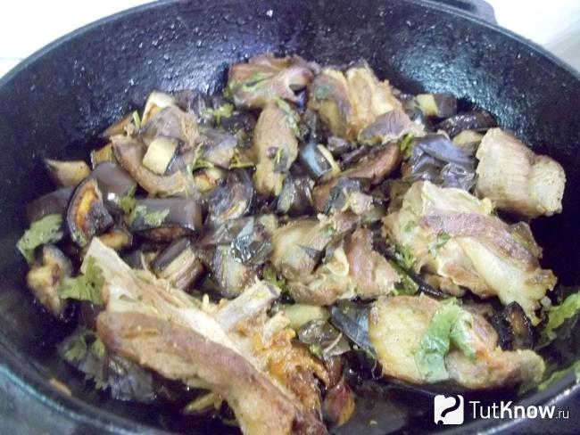 Готовые ребра барашки с баклажанами