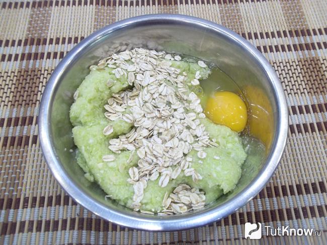 Кабачковое пюре соединено с овсянкой и яйцами