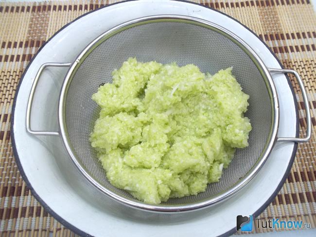 Кабачковая масса переложена в сито