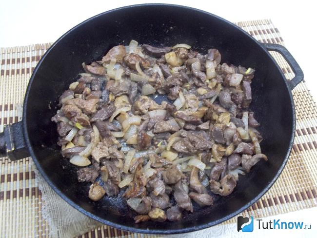 субпродукты жарятся на сковороде