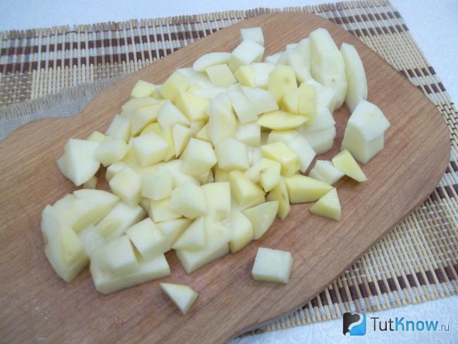 Картофель нарезан кубиками